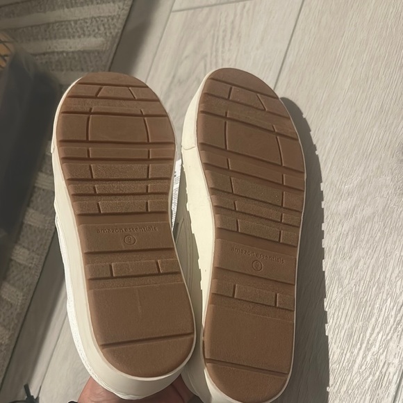 Amazon Essentials Classic White Slip-Ons - Picture 3 of 6